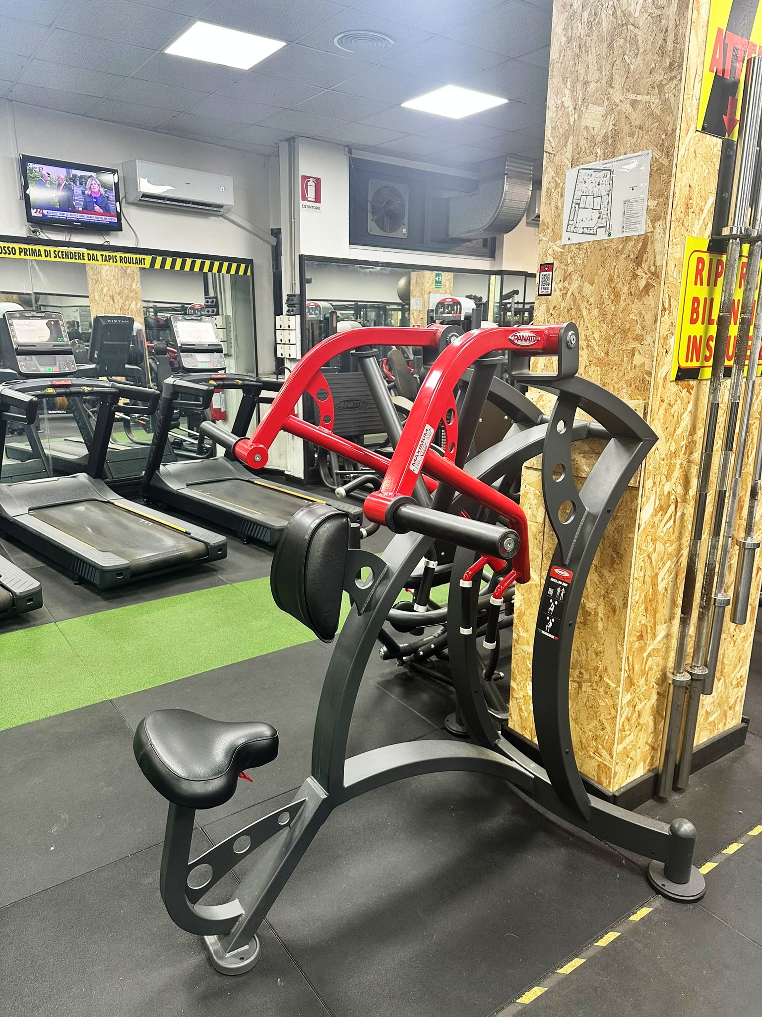 Macchinario per allenamento e tapis roulant nella sede Via Dante