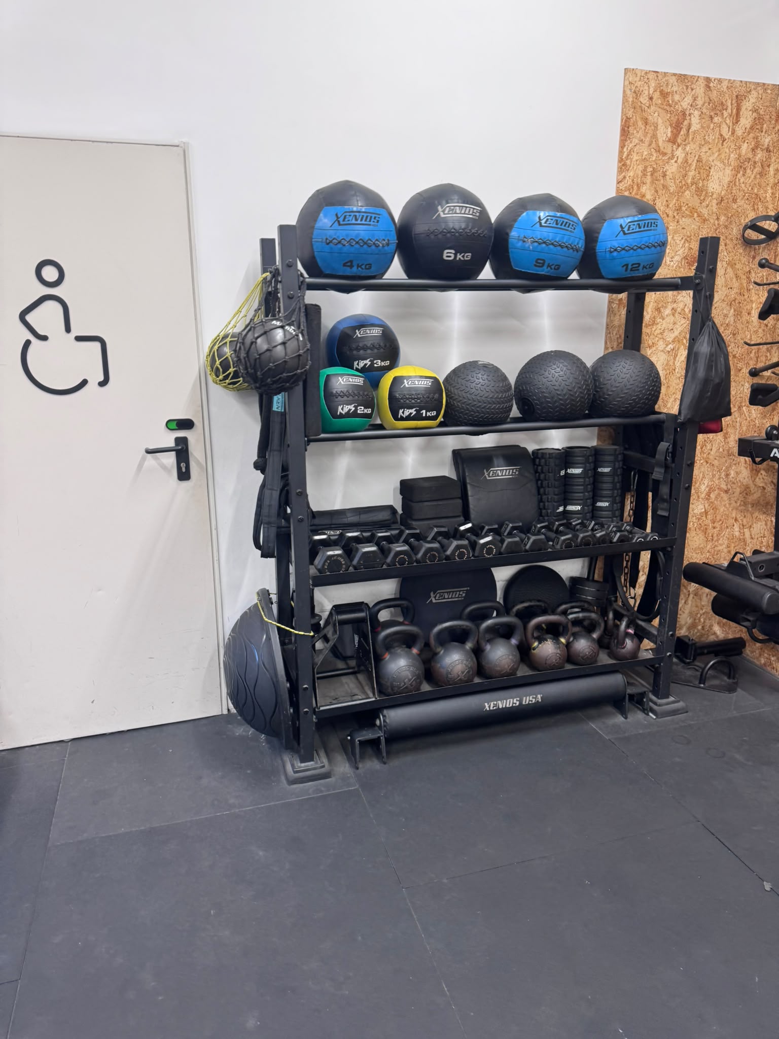 Scaffale con attrezzi per functional training