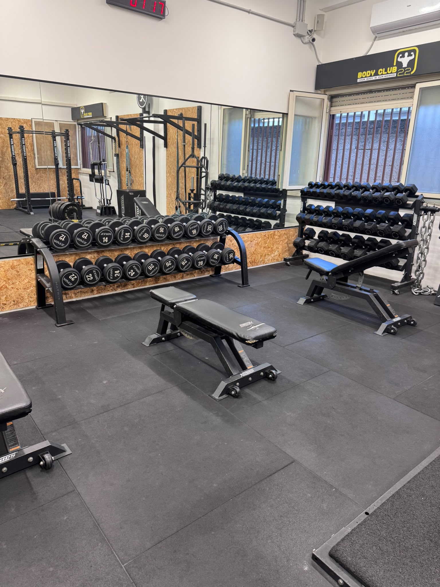 Manubri e panche nella sala Body Club 2.2