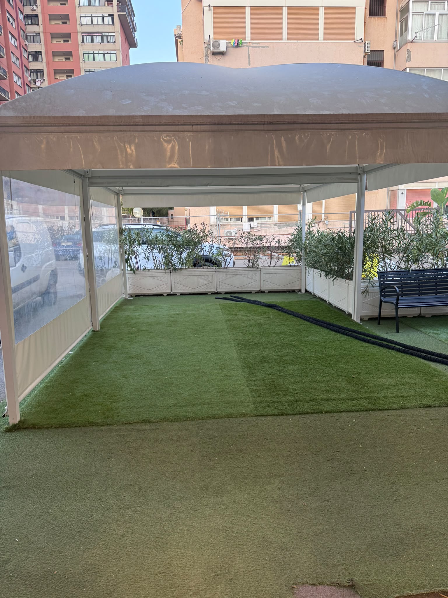 Terrazza esterna con prato sintetico